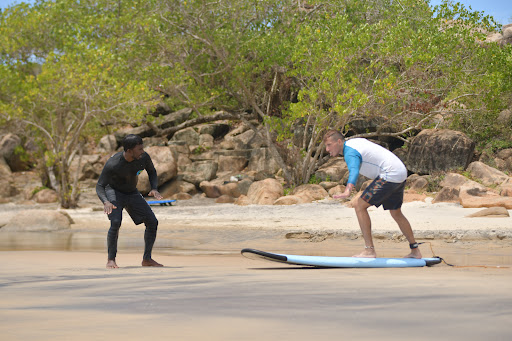 beginner surf lesson in Arugambay